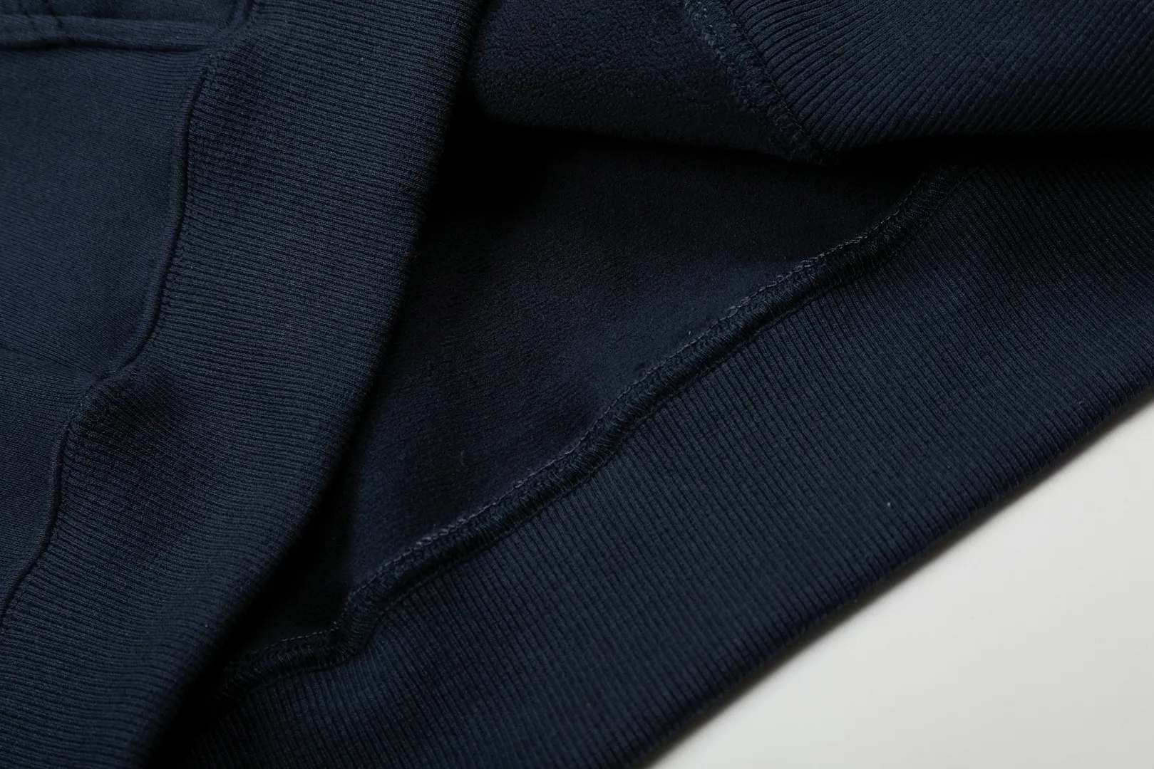 P250 Top quality" Style number: T5007# [Ralph Lauren solid color pony embroidered logo thickened velvet hooded sweatshirt] ✅Ralph Lauren classic basic versatile unisex autumn and winter velvet thickened hooded sweatshirt ✅Pure cotton high-gram velvet thickened fabric The upper body is comfortable and warm ✅The version is restored to the original version The maximum size can be worn up to 180 pounds Loose, comfortable and stress-free ✅The upper body is simple and easy to wear ootd must-have. Good-looking clothes are never picky. A must-have in couples’ wardrobes. Size: S-XL. Color: Black, Gray, Navy Khaki.